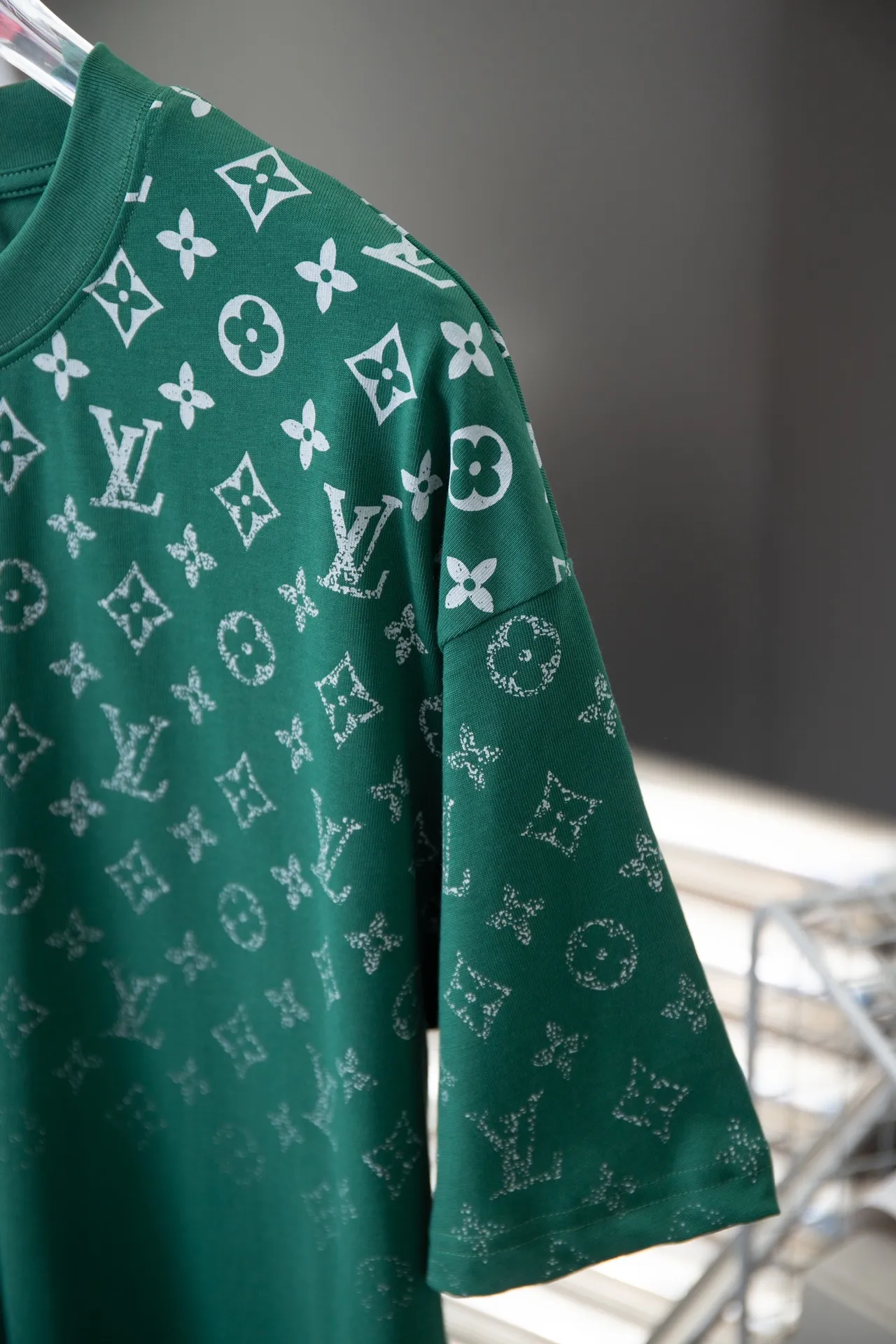 🅿️180 High-quality Lv 2025 early spring new model, MONOGRAM presbyopic gradient short-sleeved T-shirt, using digital printing technology to render pixel light and shadow for the Monogram gradient pattern, and its silk-screen texture and knitting effect complement each other. Synchronized with the official website, pure cotton fabrics at the counter! Comfortable against the skin, durable and easy to wear, meticulous original craftsmanship, custom-made 260g vat-dyed fabric, very comfortable to the touch, latest brick cabinet synchronization, OS off-shoulder version, fashionable and individual, super versatile and good-looking, very suitable for both men and women, must-have style, hang tag, collar label, washed wheat, complete with three labels S M L XL